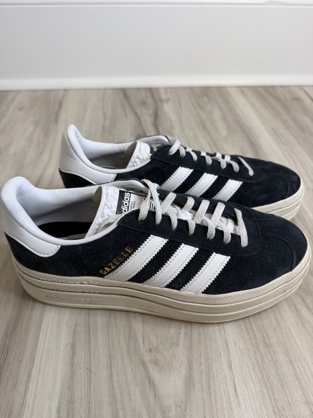Adidas  Gazelle Low-Top Sneakers in Black and White platform size 8 women’s - Picture 9 of 14